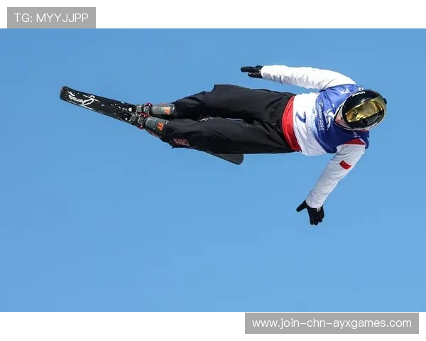 滑雪选手空中翻转两圈半惊呆全场