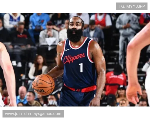 哈登突破吸引包夹,快船传球撕开防线