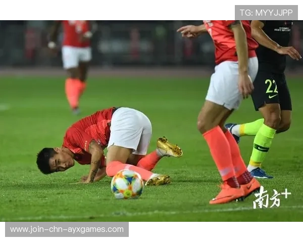 UFC飞腿踢中太阳穴，对手当场倒地，震撼全场！